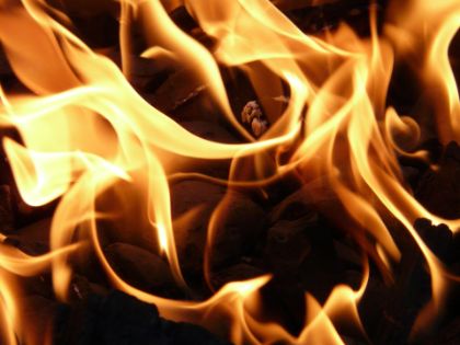 La fiamma nel libro: cronache dalla caverna al rogo