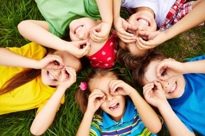 bambini divertiti sul prato