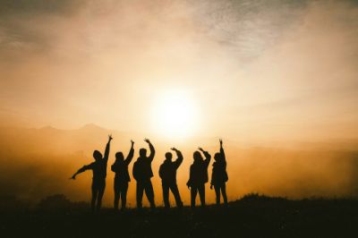 figure di persone contro sole