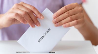 mani-persona-mette-busta-referendum-in-cassetta mani-persona-mette-busta-referendum-in-cassetta