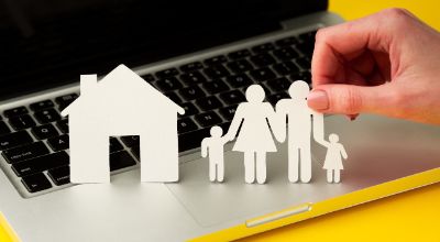 casa-e-famiglia-di-carta-tenuti-da-una-mano casa-e-famiglia-di-carta-tenuti-da-una-mano