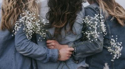 tre donne che si abbracciano