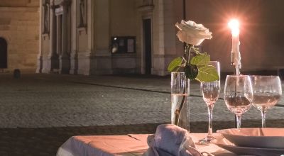 tavola con calici, candela e rosa tavola con calici, candela e rosa
